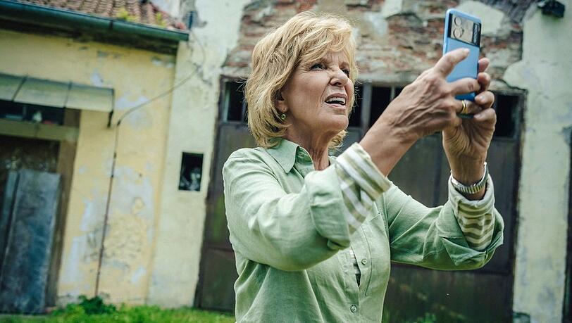 "Petra geht baden": Eigentlich bittet ihr Ehemann um Handyverzicht auf dem Camping-Trip, aber Petra (Ulrike Kriener) sucht heimlich doch Empfang.
