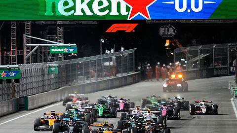 Bei seinem Man&ouml;ver gegen Max Verstappen (vorne rechts) verzockt sich Lando Norris (vorne rechts)