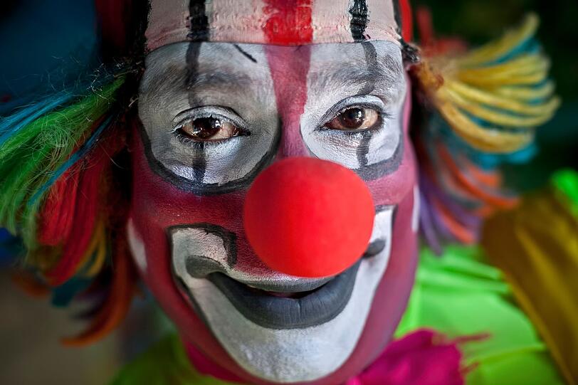 Ein bisschen unheimlich sind sie schon: Clowns. Sie sind unberechenbar, ihr aufgemaltes L&auml;cheln ist irgendwie falsch. Wer den Film "Es" kennt, wei&szlig;, dass es durchaus b&ouml;se Clowns gibt. Johnny Depp h&auml;tte in diesem Film wohl niemals mitgespielt, denn er leidet unter der sogenannten Coulrophobie.