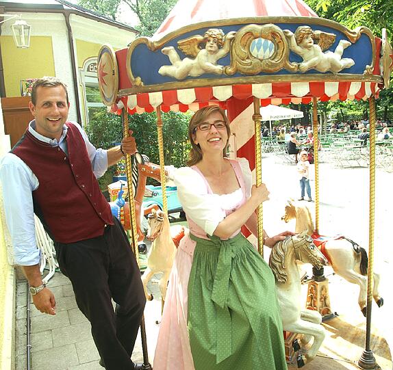 Antje Schneider (rechts) leitet mit ihrer Mutter Anneliese Haberl die Ochsenbraterei &ndash; bis die vier Kinder kommen und sie entführen. (ARCHIVBILD)