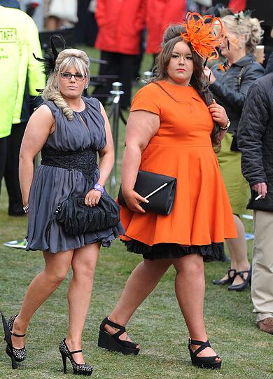 Ladies Day! Für die feinen Damen in England Tradition. Auf dem Aintree-Pferderennkurs bretzeln sich die Frauen ordentlich auf machen ausgelassen Party. Die Bilder vom schrägen Society-Event.
