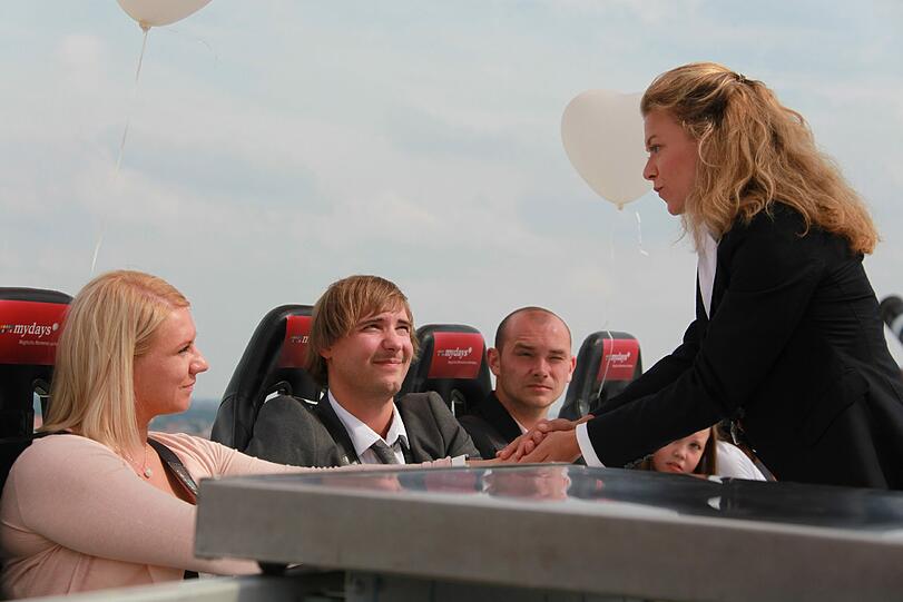 Mehr Bilder von Lukas' und Milenas Hochzeit im Himmel.