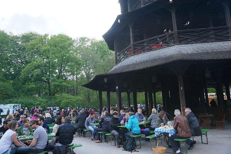 Ostern 2014 in München: AZ-Fotograf Daniel von Loeper hat am Wochenende die Biergärten, die Isar, den Tierpark und den Englischen Garten besucht und tolle Fotos gemacht. So schön war das Osterwochenende...
