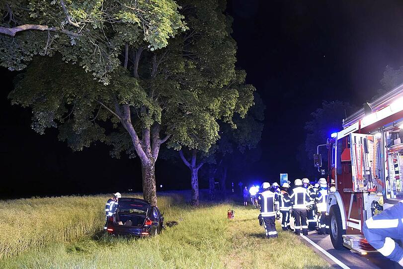 Ein alkoholisierter 22-Jähriger crashte frontal gegen einen Baum. Die Bilder des Unfalls.