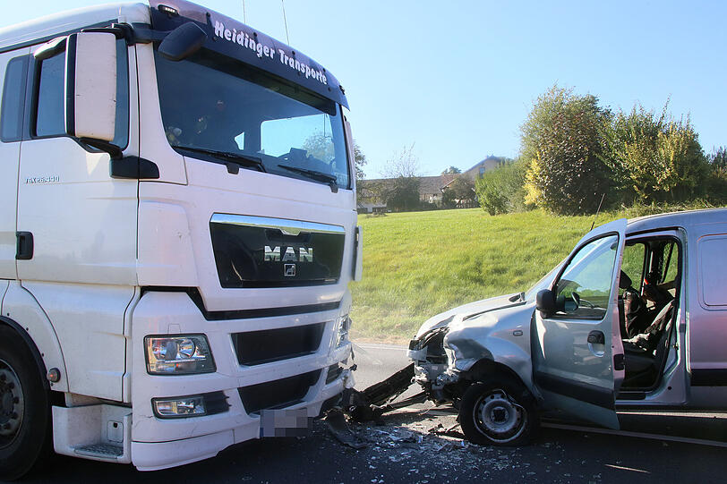 Der Schaden zeigt die Heftigkeit des Crashs: Der Pkw-Fahrer musste verletzt ins Krankenhaus gebracht werden.