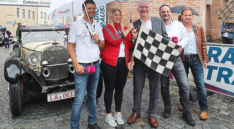 Christian Verschl und Verena Proebst (Rallye-Organisation), OB Alexander Putz, Bernd Jungwirth und Marco Gerstl (beide Radio Trausnitz).