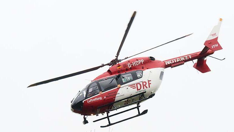 Mit einem solchen Rettungshubschrauber wurde die 22-Jährige in ein Krankenhaus gebracht. Zum Zeitpunkt des Unfalls standen keine Einsatzwagen zur Verfügung. (Archivbild) Mit einem solchen Rettungshubschrauber wurde die 22-Jährige in ein Krankenhaus gebracht. Zum Zeitpunkt des Unfalls standen keine Einsatzwagen zur Verfügung. (Archivbild)