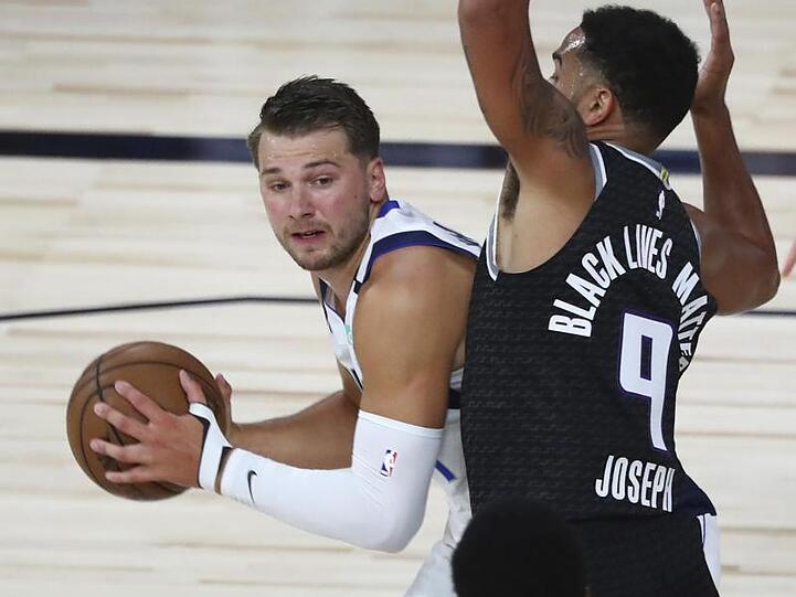 Der starke Mavericks-Spieler Luka Doncic (l) setzt sich gegen Cory Joseph durch.