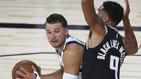 Der starke Mavericks-Spieler Luka Doncic (l) setzt sich gegen Cory Joseph durch.