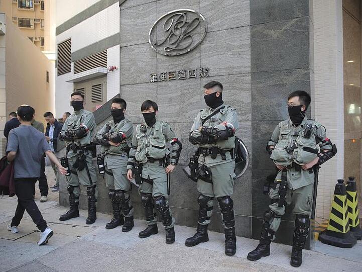 Polizisten stehen vor einem Wahllokal in Hongkong.