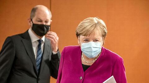 Kanzlerin Merkel und Finanzminister Scholz treffen zur Sitzung des Bundeskabinetts im Kanzleramt ein.