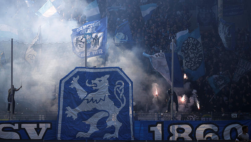 Löwen Fans mit Begalschem Feuer in Mannheim.