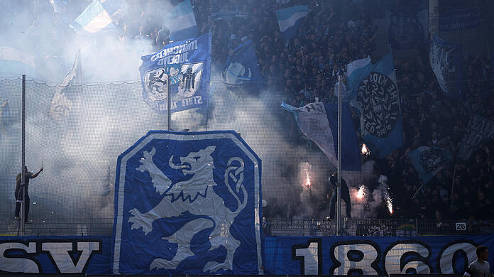 Löwen Fans mit Begalschem Feuer in Mannheim.