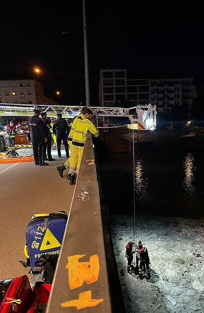 Die Feuerwehr rettet einen Mann vom Mittelsteg der Reichenbachbrücke. Die Feuerwehr rettet einen Mann vom Mittelsteg der Reichenbachbrücke.