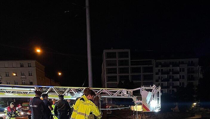 Die Feuerwehr rettet einen Mann vom Mittelsteg der Reichenbachbrücke. Die Feuerwehr rettet einen Mann vom Mittelsteg der Reichenbachbrücke.