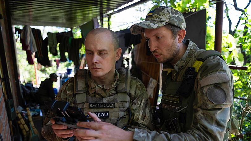 Ein ukrainischer Soldat justiert an der Frontlinie nahe Charkiw den Artilleriebeschuss per Drohne.