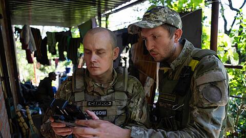 Ein ukrainischer Soldat justiert an der Frontlinie nahe Charkiw den Artilleriebeschuss per Drohne.