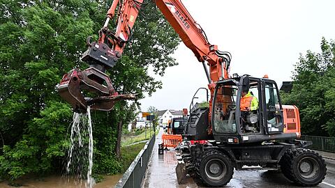 Ein Bagger holt in Meckenbeuren-Brochenzell Bruchholz aus dem Fluss Schussen.