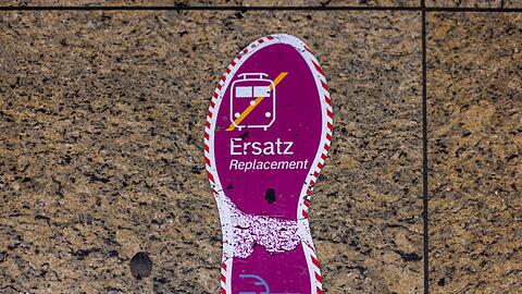 Ersatzbusse sollen teilweise im Zehn-Minuten-Takt fahren - trotzdem werden Reisende deutlich l&auml;nger unterwegs sein als mit dem Zug. (Archivbild)