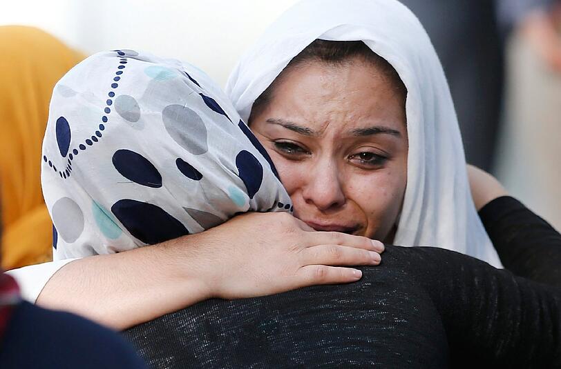 Schock in in der Großstadt Gaziantep: Ein Selbstmordattentäter stürmte eine Hochzeitsfeier - Angehörige trauern um die Toten.