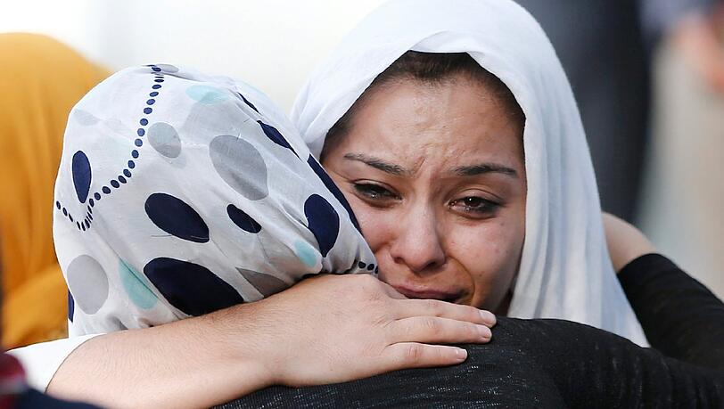 Schock in in der Großstadt Gaziantep: Ein Selbstmordattentäter stürmte eine Hochzeitsfeier - Angehörige trauern um die Toten. Schock in in der Großstadt Gaziantep: Ein Selbstmordattentäter stürmte eine Hochzeitsfeier - Angehörige trauern um die Toten.