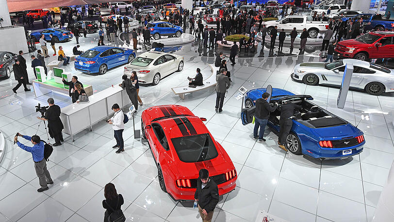 Eine Hallenübersicht im Cobo Center Detroit (Michigan), bei der North American International Auto Show (NAIAS) am ersten Pressetag. Die Messe öffnet ihre Pforten ab dem 09.01. zunächst nur für die Presse und Händler, ab dem 14. Januar bis zum 22. Januar dann auch für Privatbesucher.