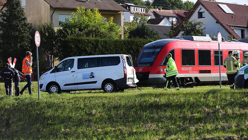 Der Zug kollidierte mit dem Schulbus. Der Zug kollidierte mit dem Schulbus.
