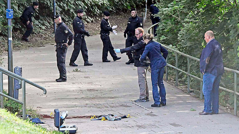 Ein zunächst verbaler Streit zwischen zwei Männern in München ist für einen der beiden tödlich ausgegangen. Die Auseinandersetzung sei am Freitagnachmittag in einen "massiven Angriff" gegipfelt, teilte die Polizei mit.