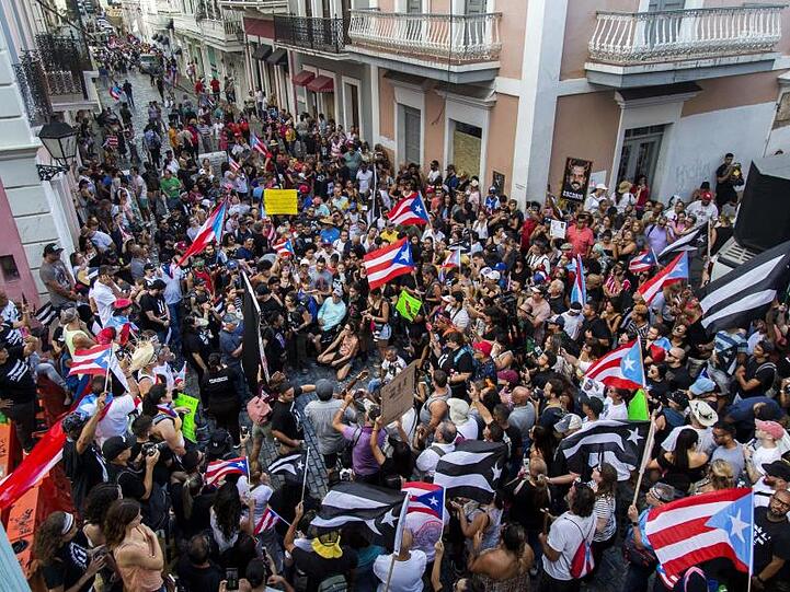 Demonstranten ziehen durch die Altstadt von San Juan. Die Polizei setzte dort später Tränengas ein.