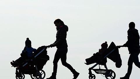 Eltern von Frühchen sollen künftig einen Monat länger Elterngeld erhalten, wenn das Kind mindestens sechs Wochen vor dem errechneten Geburtstermin zur Welt gekommen ist.