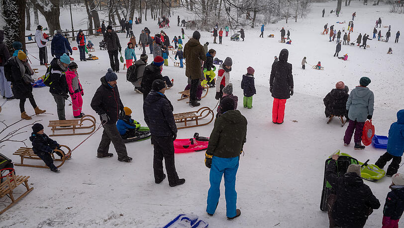 Ein Bild vom vergangenen Feiertag am 6. Januar: Viele Münchner beim Rodeln in den Maximiliansanlagen.