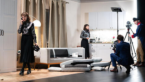 Die doppelte Katharina Blum (Ruth Bohsung und Nina Steils) in ihrer Wohnküche auf der Bühne 1 des neuen Münchner Volkstheaters.