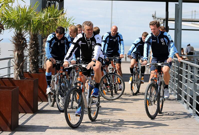 Angenommen, das Trainingslager der Löwen hätte einen Soundtrack - "Ja, mia san mitm Radl da" wäre das Lied zum dritten Tag in Neusiedl.