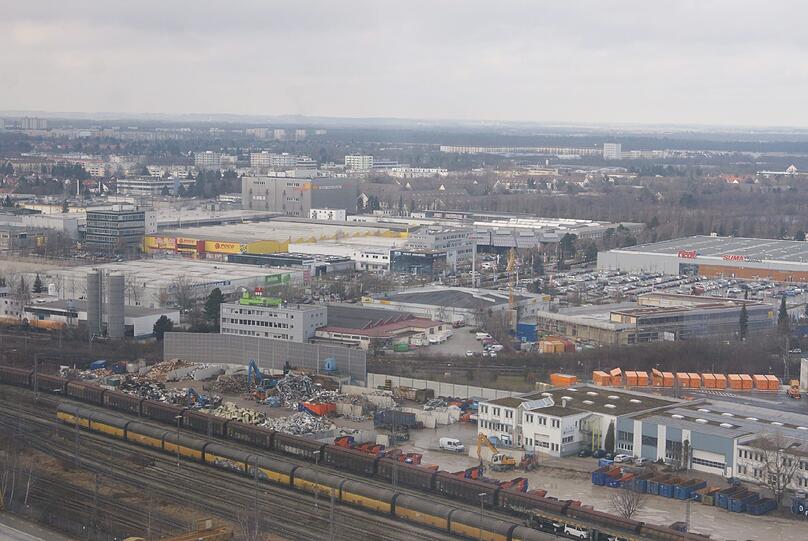 Gigantisch: Dieses Gefährt lässt das Wiesn-Riesenrad winzig aussehen.