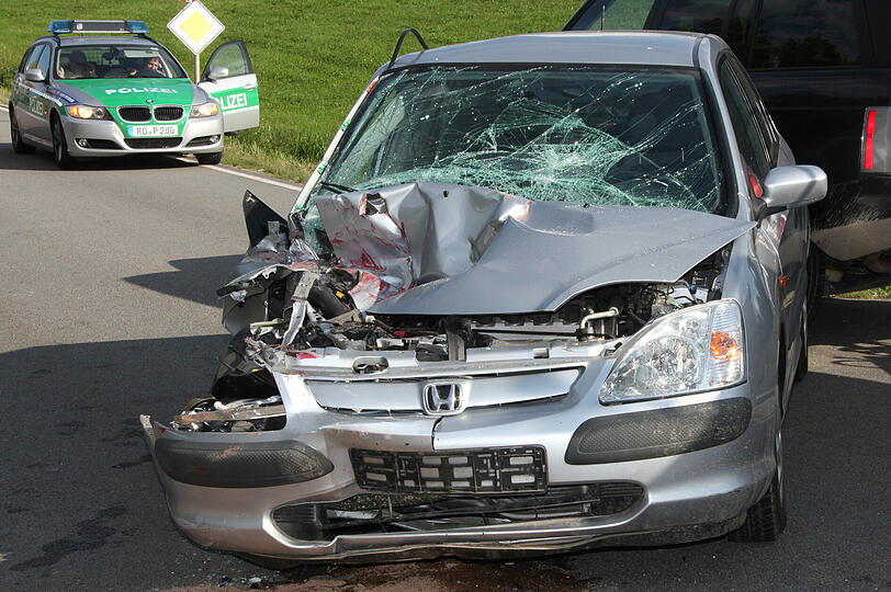 Heftiger Unfall: Ein Frau kracht in einen Traktoranhänger. Die Bilder!