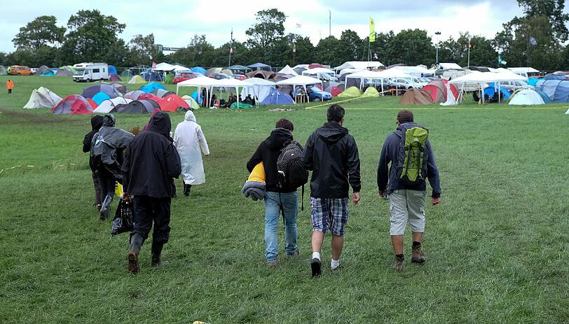 So ein Dreck! Das Wacken Open Air 2015 wird wohl ein schlammiges Unterfangen werden. Am Donnerstag geht's offiziell los, die ersten Metalfans sind schon da. Die Bilder aus Wacken.