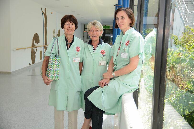Sie bringen in Grün ein Lächeln, Zeit oder eine Zeitung für Patienten mit (v.l.): Rosemarie Heinig, Gaby Niessen und Gertrud Kröner.