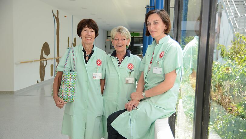 Sie bringen in Grün ein Lächeln, Zeit oder eine Zeitung für Patienten mit (v.l.): Rosemarie Heinig, Gaby Niessen und Gertrud Kröner. Sie bringen in Grün ein Lächeln, Zeit oder eine Zeitung für Patienten mit (v.l.): Rosemarie Heinig, Gaby Niessen und Gertrud Kröner.