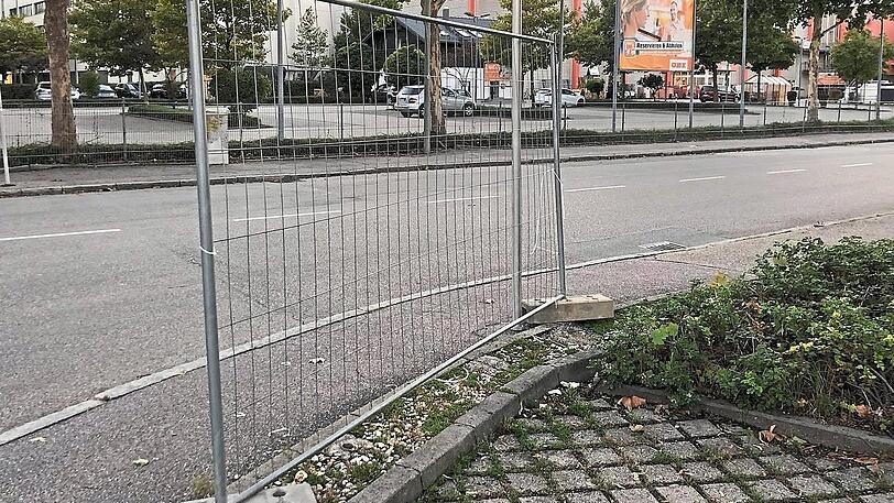 Am 24. September denkt Marco Altinger noch, jemand hat ihm die Plakate an der Porschestraße gestohlen. Mittlerweile ist klar: Die Stadt hat die Plakate entfernt; wegen eines Paragrafen in der Sicherheitsverordnung. Doch dagegen will der Altinger jetzt vorgehen.