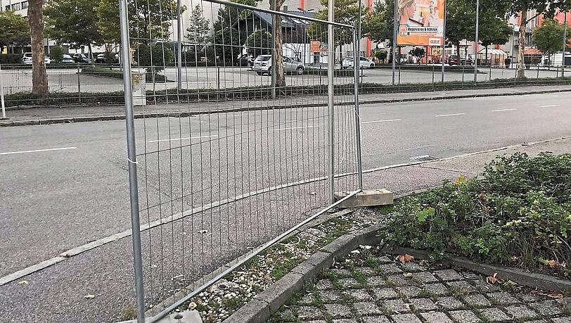 Am 24. September denkt Marco Altinger noch, jemand hat ihm die Plakate an der Porschestraße gestohlen. Mittlerweile ist klar: Die Stadt hat die Plakate entfernt; wegen eines Paragrafen in der Sicherheitsverordnung. Doch dagegen will der Altinger jetzt vorgehen. Am 24. September denkt Marco Altinger noch, jemand hat ihm die Plakate an der Porschestraße gestohlen. Mittlerweile ist klar: Die Stadt hat die Plakate entfernt; wegen eines Paragrafen in der Sicherheitsverordnung. Doch dagegen will der Altinger jetzt vorgehen.