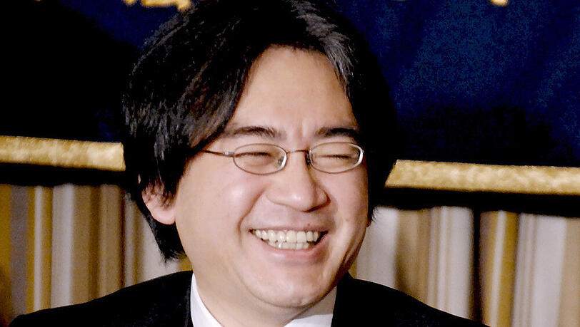 Satoru Iwata auf einer Pressekonferenz im April 2009 Satoru Iwata auf einer Pressekonferenz im April 2009