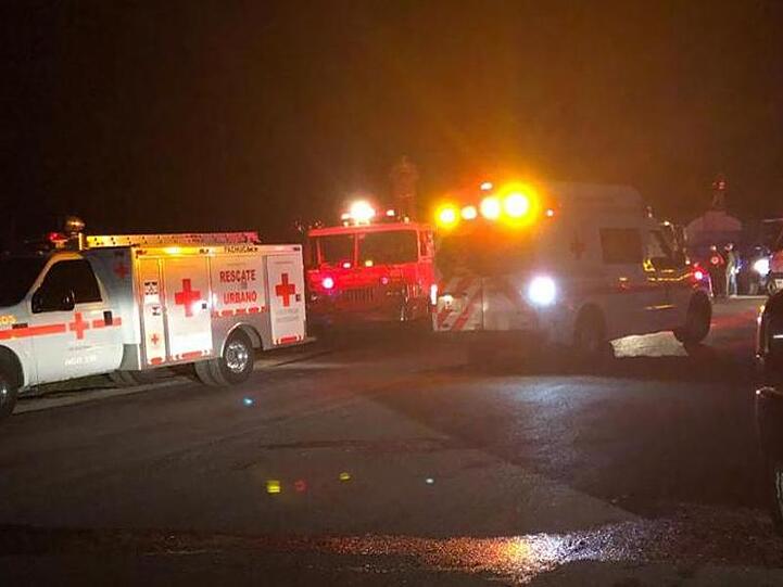 Krankenwagen stehen nach einer Explosion an einer Bezinleitung in der Nähe des Unglücksortes in Mexiko.