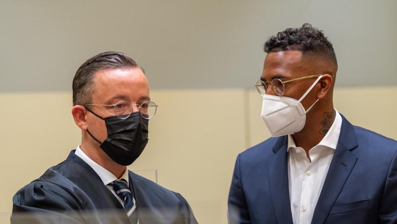 Der Fußball-Profi Jerome Boateng (r) steht im Amtsgericht München mit seinen Anwalt Kai Walden zusammen.