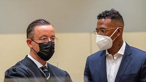 Der Fußball-Profi Jerome Boateng (r) steht im Amtsgericht München mit seinen Anwalt Kai Walden zusammen.