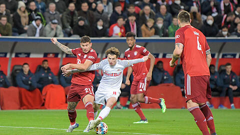 Die Bayern-Abwehr um Lucas Hernández (li.) und Niklas Süle (re,) hatte auch gegen Salzburg Probleme.