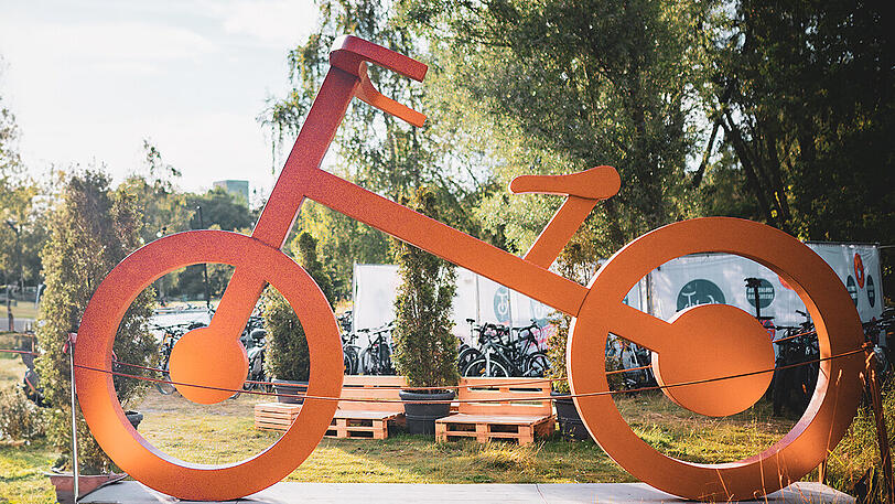 "Fahr Rad zum Tollwood" ist im Sommer: Der beste Weg zum Festival - nebenbei gibt es kostenlose Radlchecks, Reparaturstationen und vieles mehr.