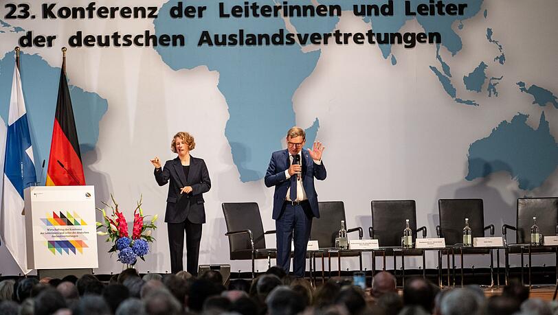 Außenminister Johann Wadephul (CDU) macht beim Wirtschaftstag der Botschafterkonferenz im Auswärtigen Amt Druck für den Abschluss der Freihandelsabkommen mit dem Mercosur-Staatenbund und Indien noch dieses Jahr.