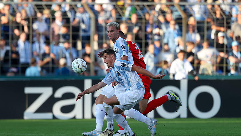 Schieden gegen Holstein Kiel aus dem DFB-Pokal aus: Die Löwen um Verteidiger Lasse Faßmann (hinten). Schieden gegen Holstein Kiel aus dem DFB-Pokal aus: Die Löwen um Verteidiger Lasse Faßmann (hinten).