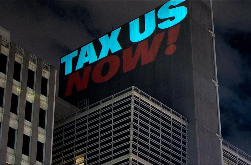 Mittlerweile gibt es eine Bewegung von Reichen und Superreichen, die zum Schutz der Gesellschaft selbst gegen die Steuerungerechtigkeit vorgehen: "Tax us now!" lautet der Slogan einer Gruppe von Millionären und Milliardären. Mittlerweile gibt es eine Bewegung von Reichen und Superreichen, die zum Schutz der Gesellschaft selbst gegen die Steuerungerechtigkeit vorgehen: "Tax us now!" lautet der Slogan einer Gruppe von Millionären und Milliardären.