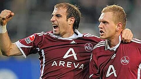 Gelebte Leidenschaft: Javier Pinola (l. mit Andy Wolf) fordert von den Teamkollegen mehr Kampf und Siegeswillen ein.